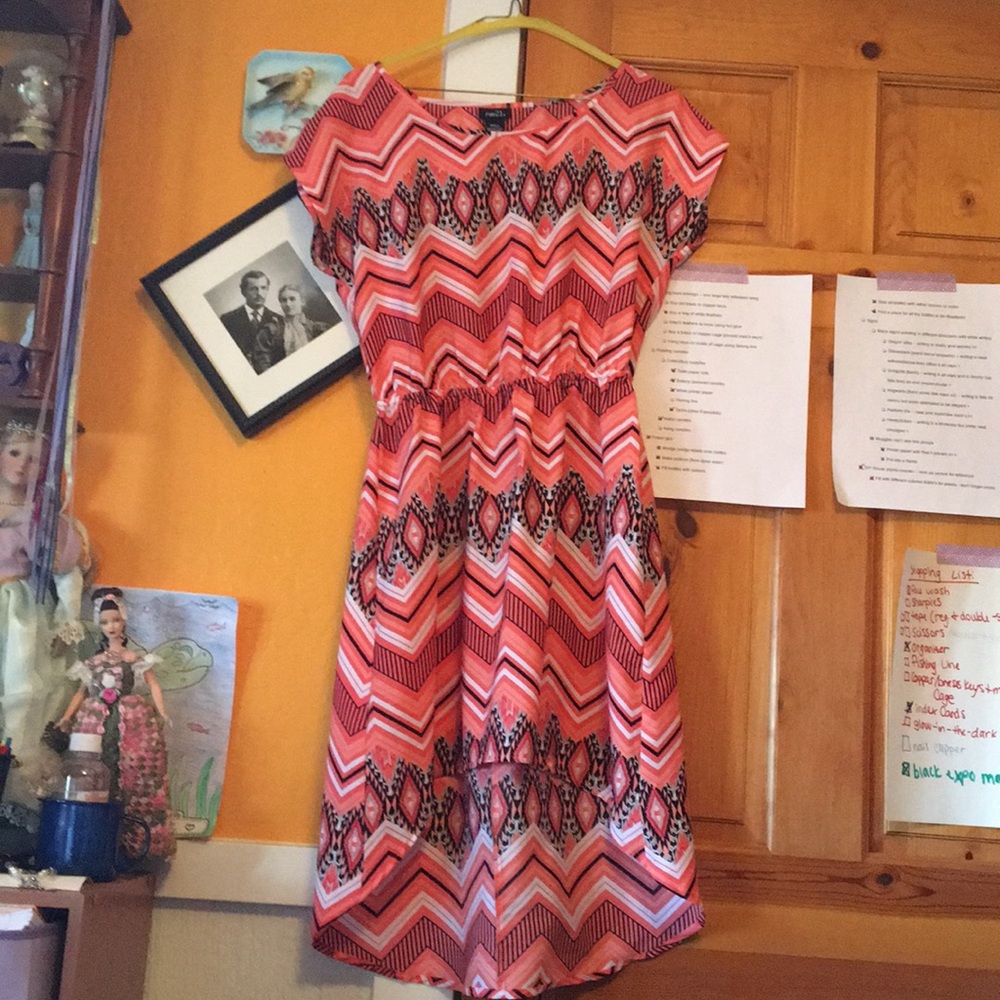 Knee length dress. Swoop neck line. Short-sleeved.